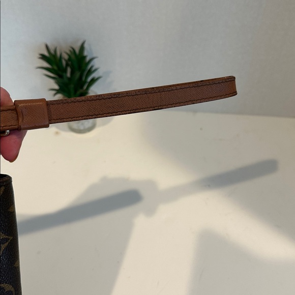 Louis Vuitton Monogram Pochette Orsay Clutch 
Date Code AR0997
9” x 7” x 2” - Picture 4 of 13